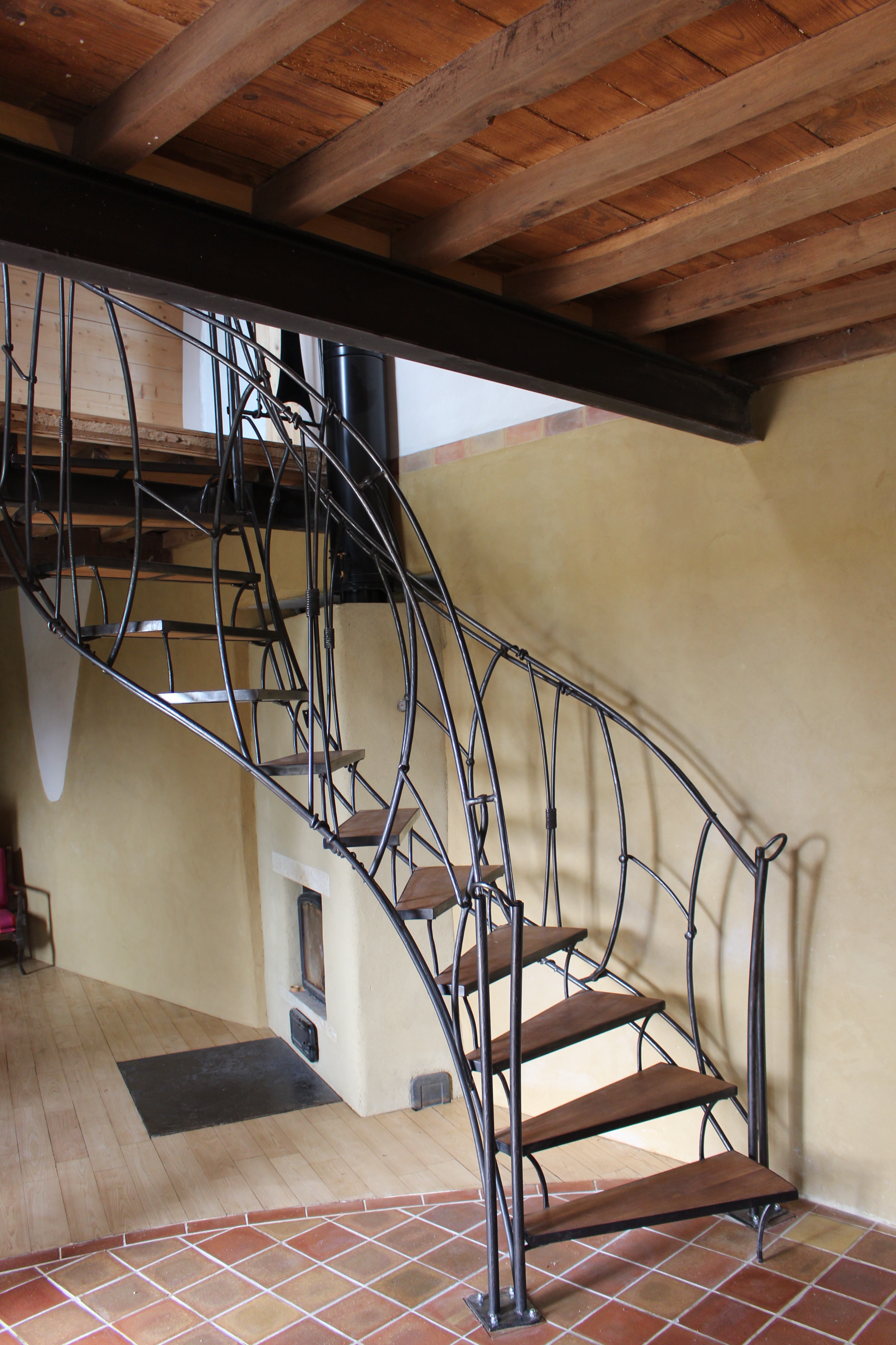 l’Atelier Bizens, Sol: dalle chaux/pouzzolane – finition terre cuite et parquet châtaigner, mur enduit terre et escalier acier pièce unique!