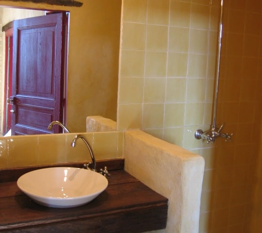 l’Atelier Bizens, Salle de bain: récupération vieux plancher en chêne pour réaliser le plan recevant la vasque