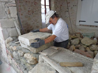 Réalisation d'un mur en pierres intégrant la pose d'un évier traditionnel