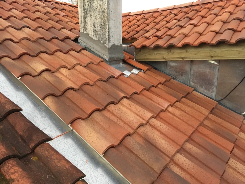 Laurent Aramendia - rénovation toiture entourage cheminée en zinc